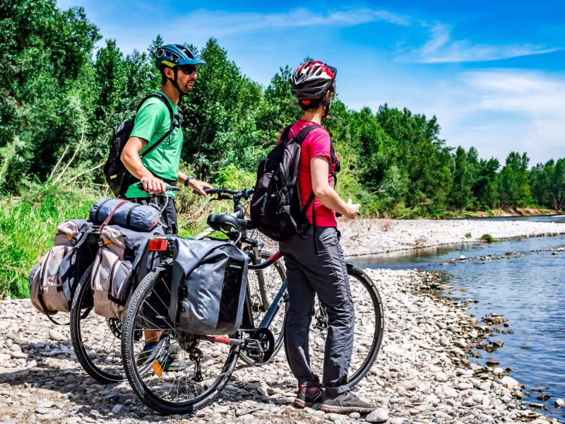 Cyclistes au bord de l'Allier à Limons