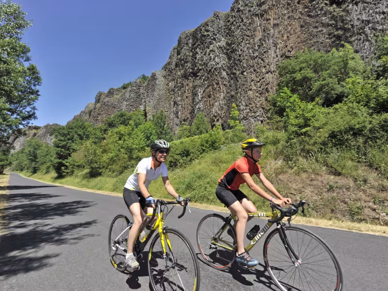 Cyclistes devant les falaises du Blot