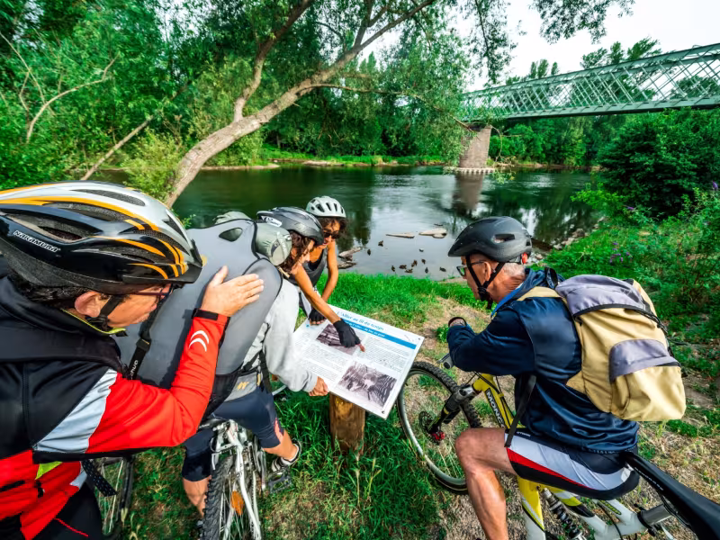 Famille à vélo sur Via Allier entre Pont-du-Chateau et Dallet