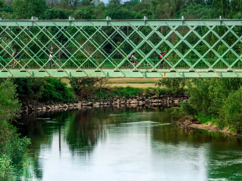 Cycliste sur le pont de Dallet