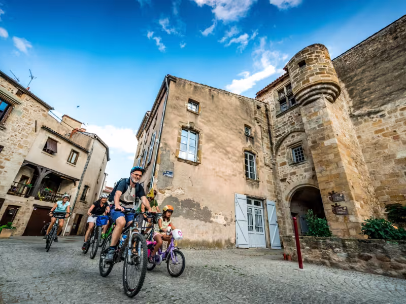 Traversée à vélo de Vic-le-Comte sur la Via Allier