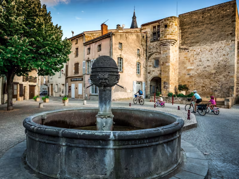 Fontaine en pierre de Volvic à Vic-le-Comte