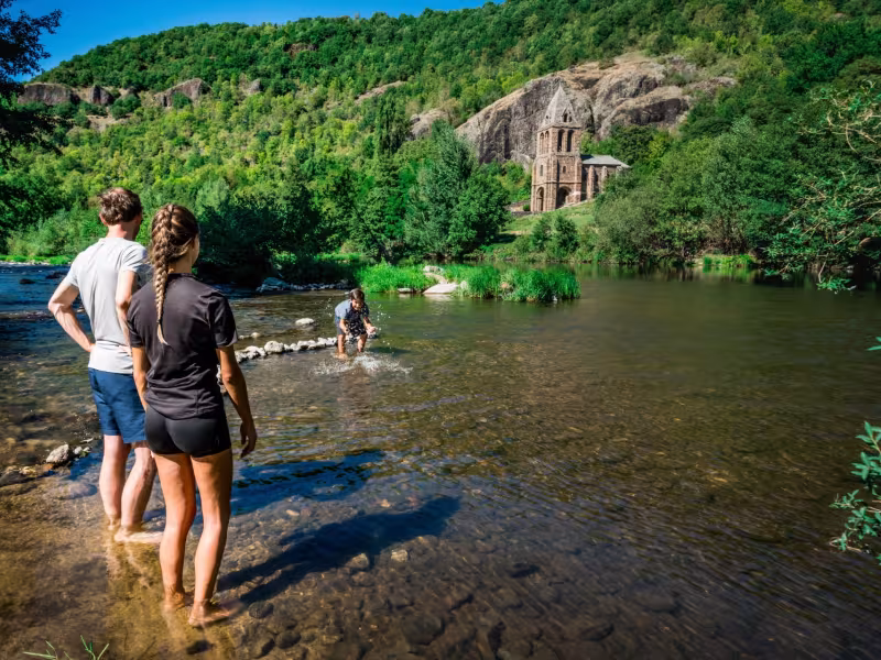 Pause les pieds dans l'eau de l'Allier devant la chapelle Sainte-Marie-des-Chazes