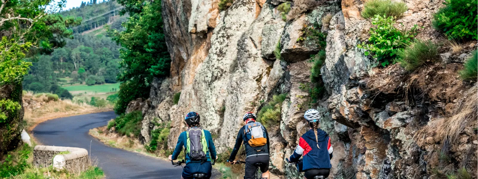 Cyclistes sur la Via Allier vers Pont d'Alleyras