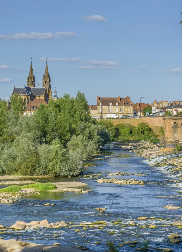 Moulins, sa cathédrale, son pont et l'Allier