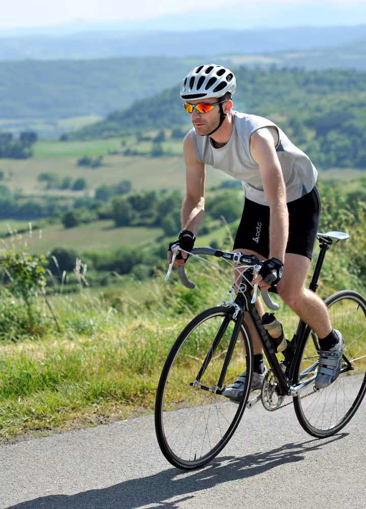 Cycliste sur le plateau de Gergovie (63)