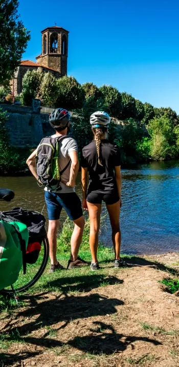 Cyclistes au bord de l'Allier à Langeac 