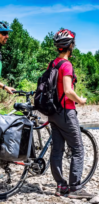 Cyclistes au bord de l'Allier à Limons