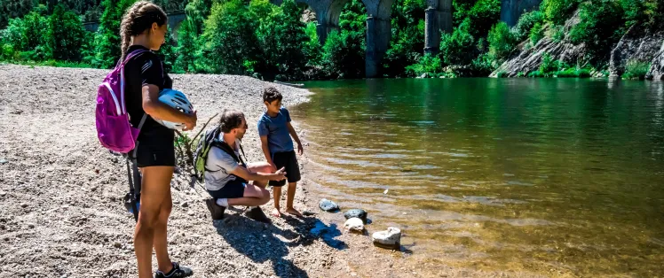 Cyclistes au bord de l'Allier au Nouveau Monde