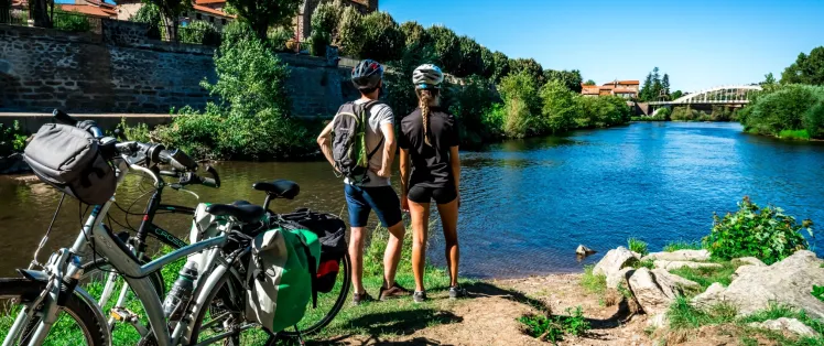 Cyclistes au bord de l'Allier à Langeac 