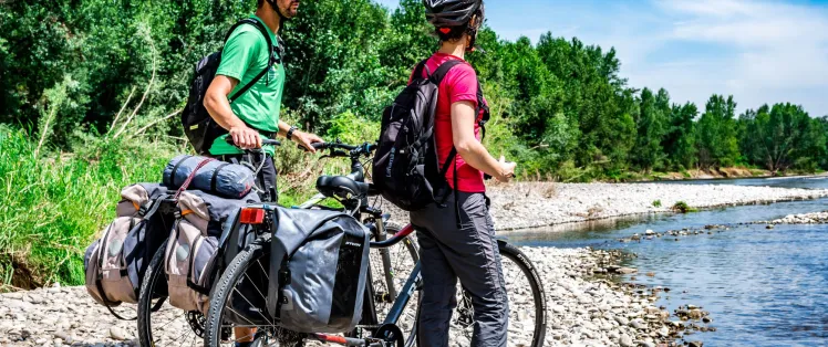 Cyclistes au bord de l'Allier à Limons