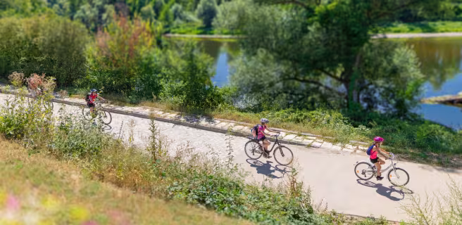 Cyclistes sur la voie verte Vichy-Billy