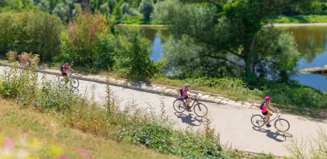Cyclistes sur la voie verte Vichy-Billy