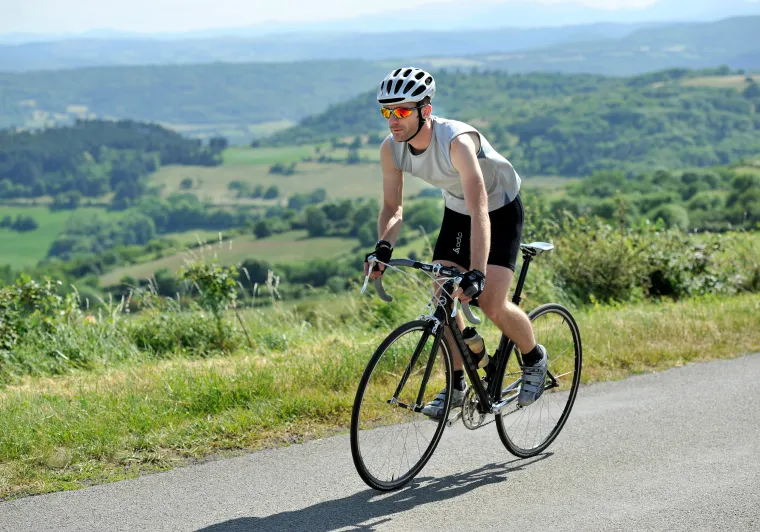 Cycliste sur le plateau de Gergovie (63)