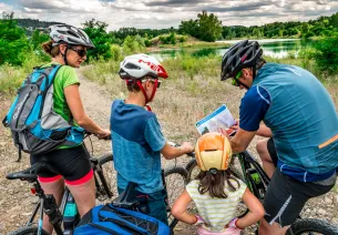 Guidebooks and maps 