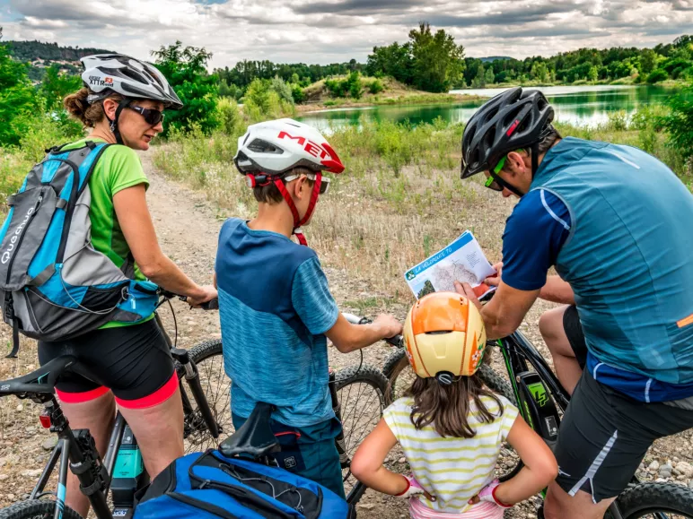 Guidebooks and maps 