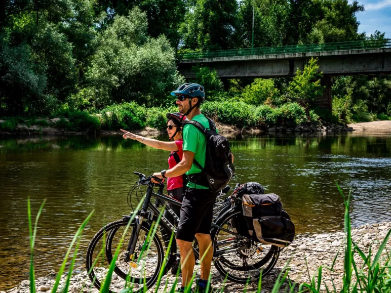 A hybrid bike (Vélo Tout Chemin or VTC in French) or a gravel bike