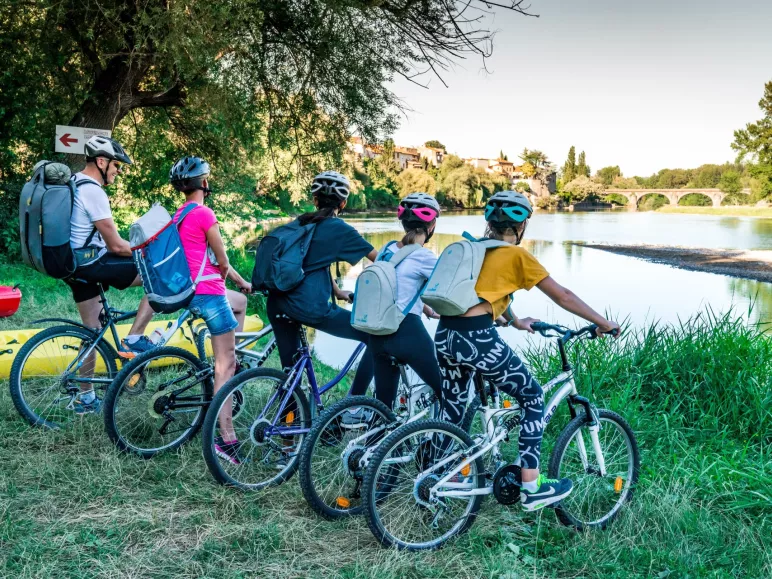A mountain bike (Vélo Tout Terrain or VTT in French)
